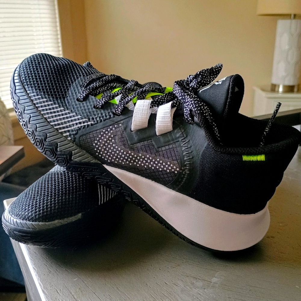 Mens Size 6 Nikes RUN SMALL Youth size 6